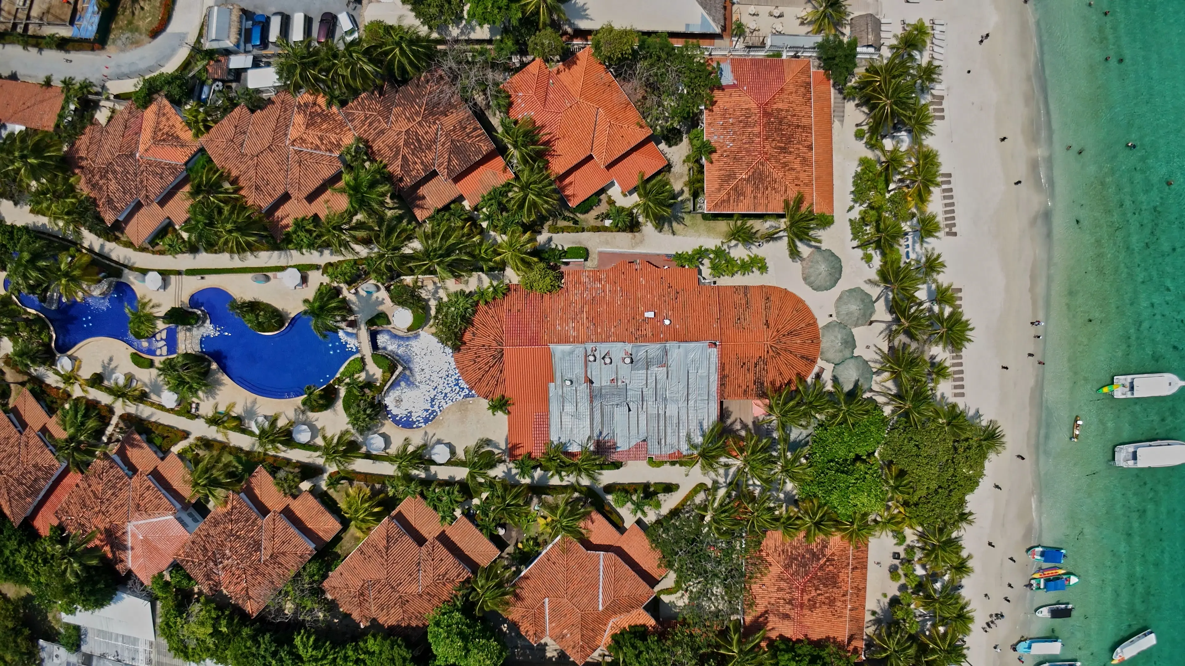 Mayan Princess Roatán: aerial view of the beach and the resort on West Bay