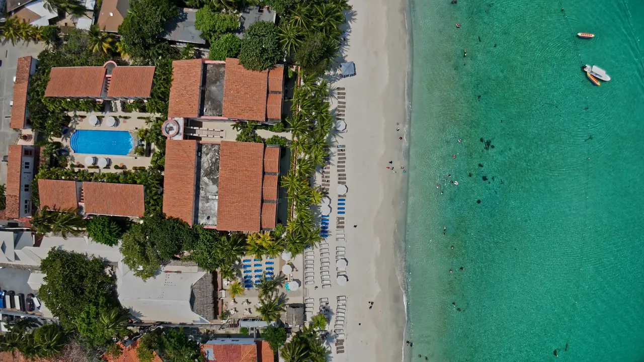 Restaurant and bar at the Mayan Princess Roatán with an ocean view