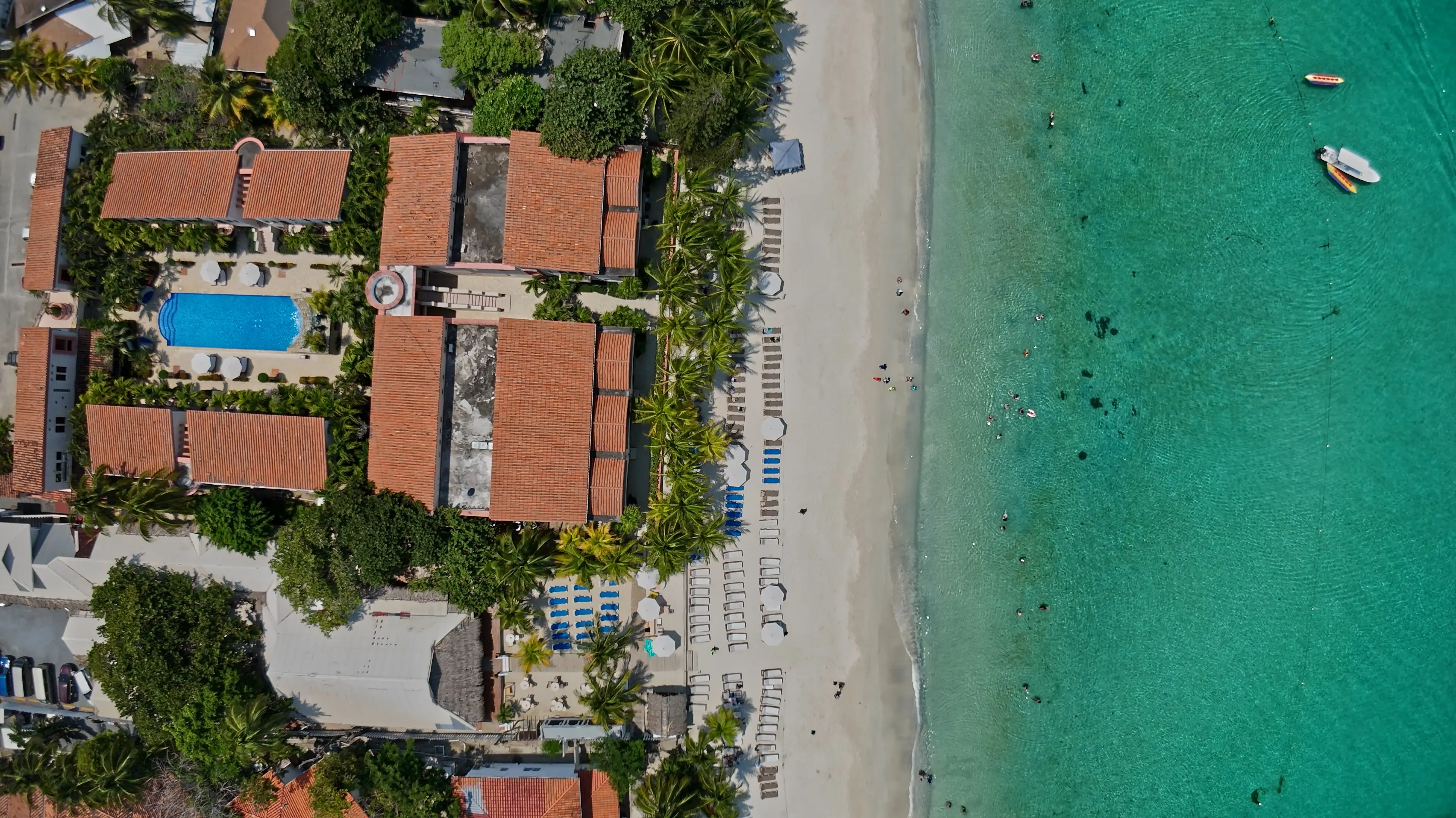 Restaurant and bar at the Mayan Princess Roatán with an ocean view