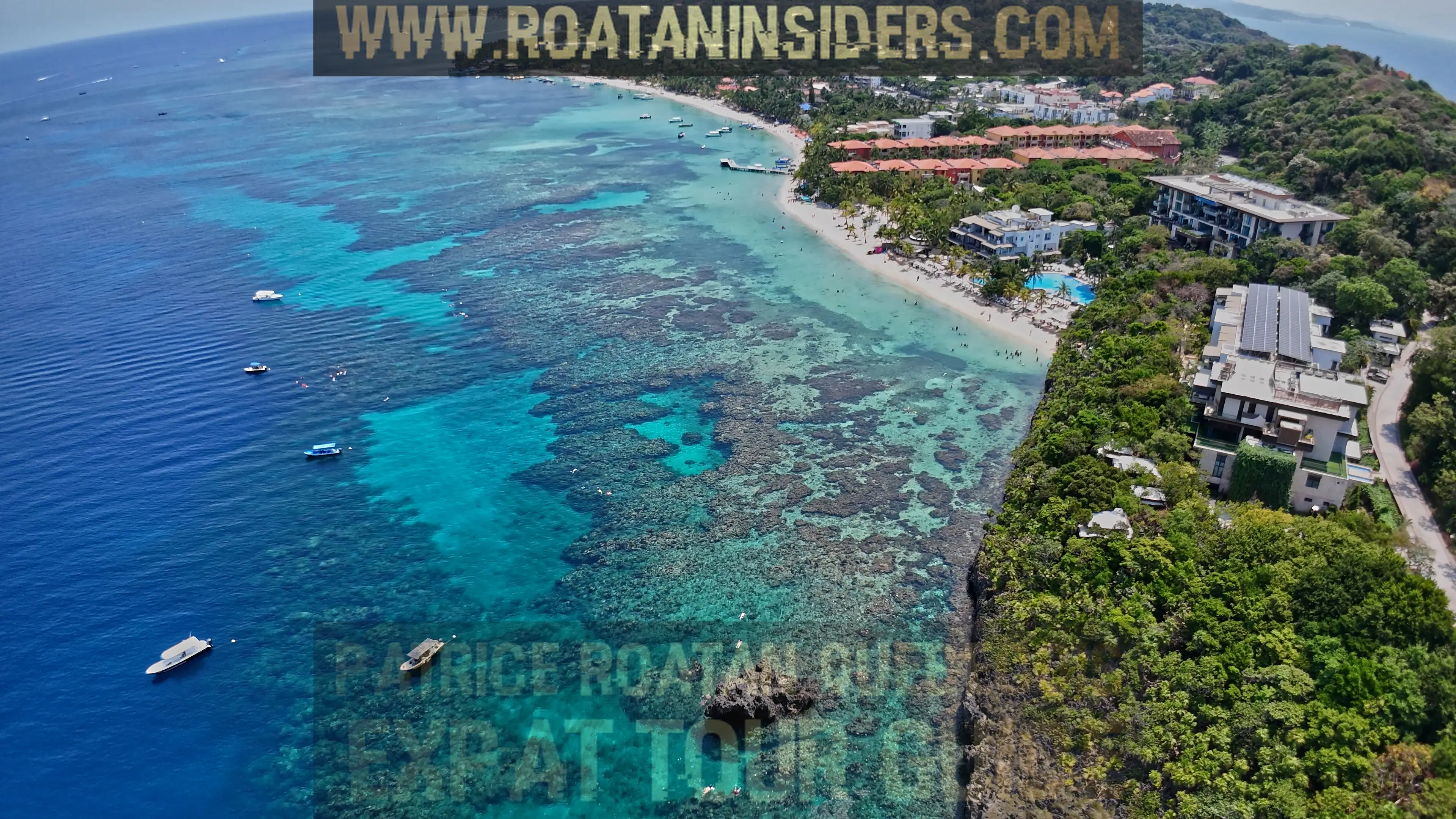 Vue aérienne de la piscine et de la plage d'Infinity Bay Roatan