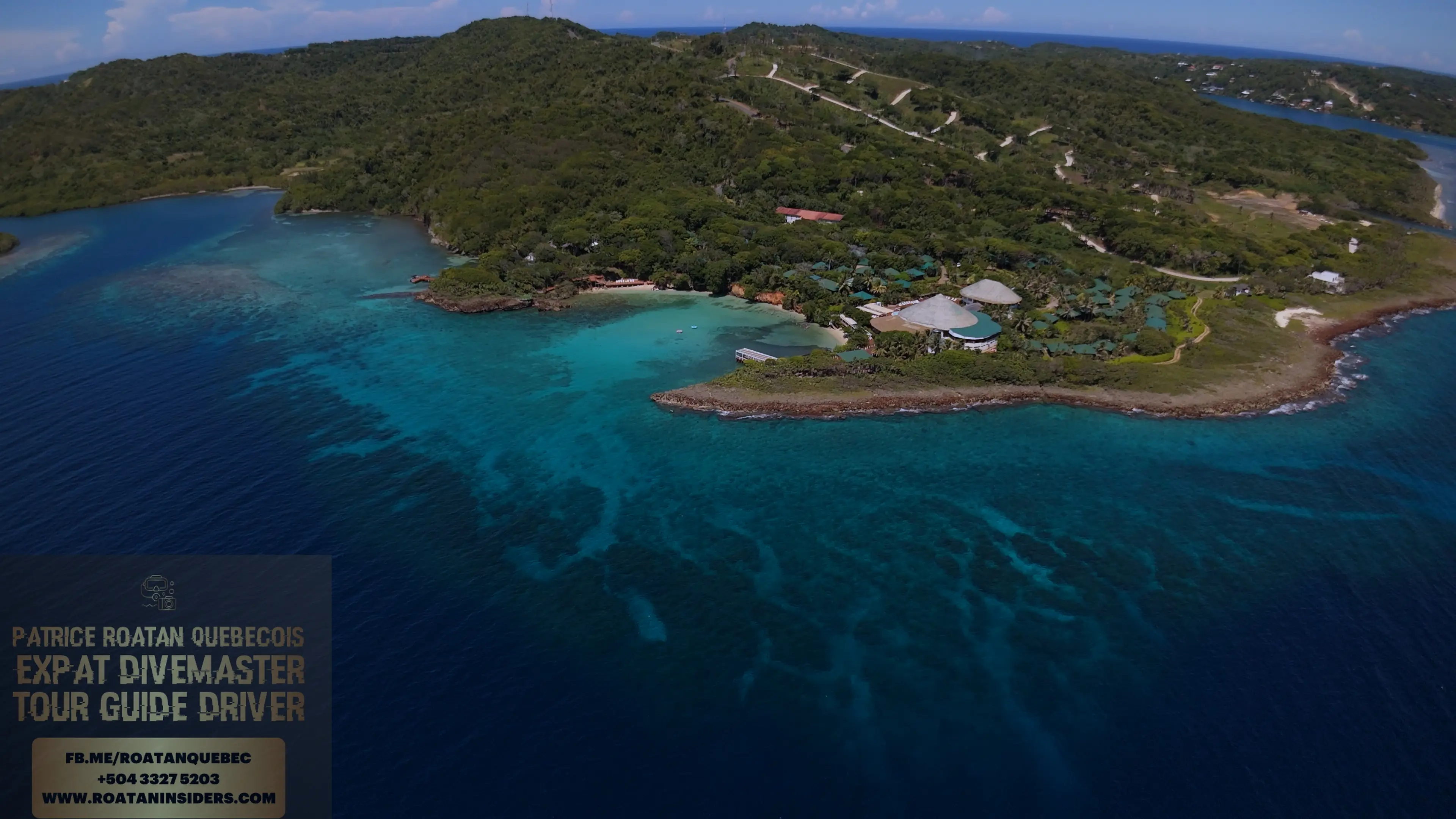 Vue aérienne du Media Luna Roatán : la presqu'île du complexe entourée du récif corallien turquoise