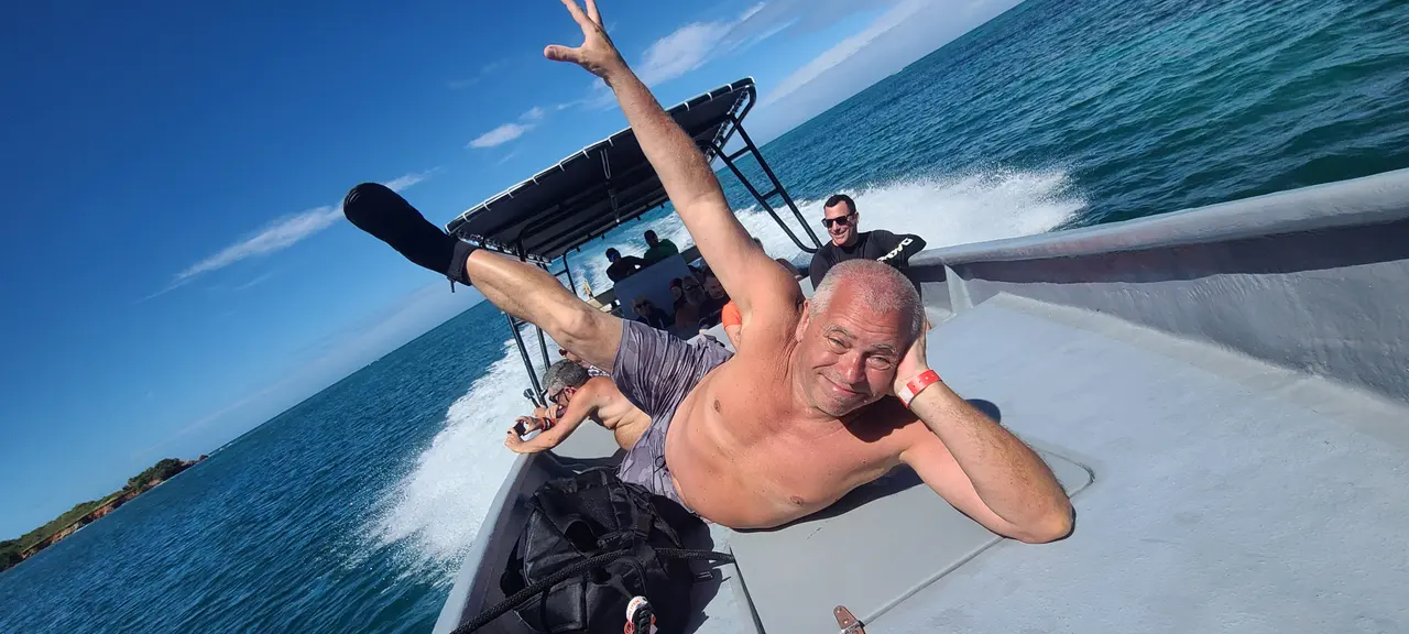 Groupe heureux après la baignade — swim with nurse sharks Roatán