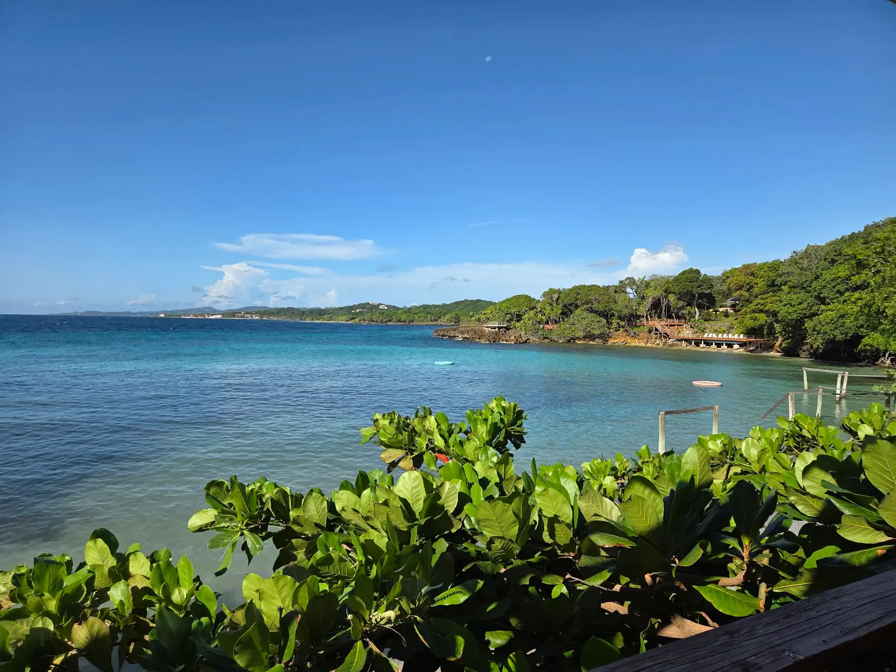 Panorama sur la baie turquoise et le quai depuis la côte est de Roatán