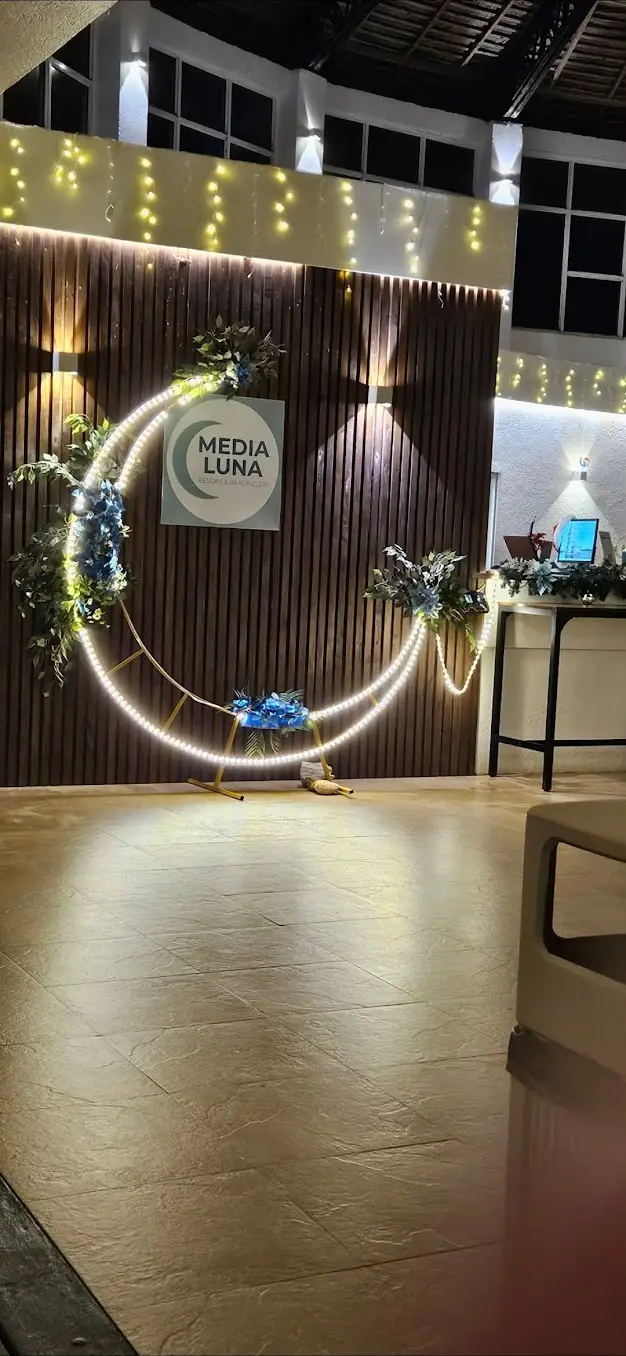 Réception du Media Luna Resort & Beach Club avec son enseigne lumineuse en croissant de lune