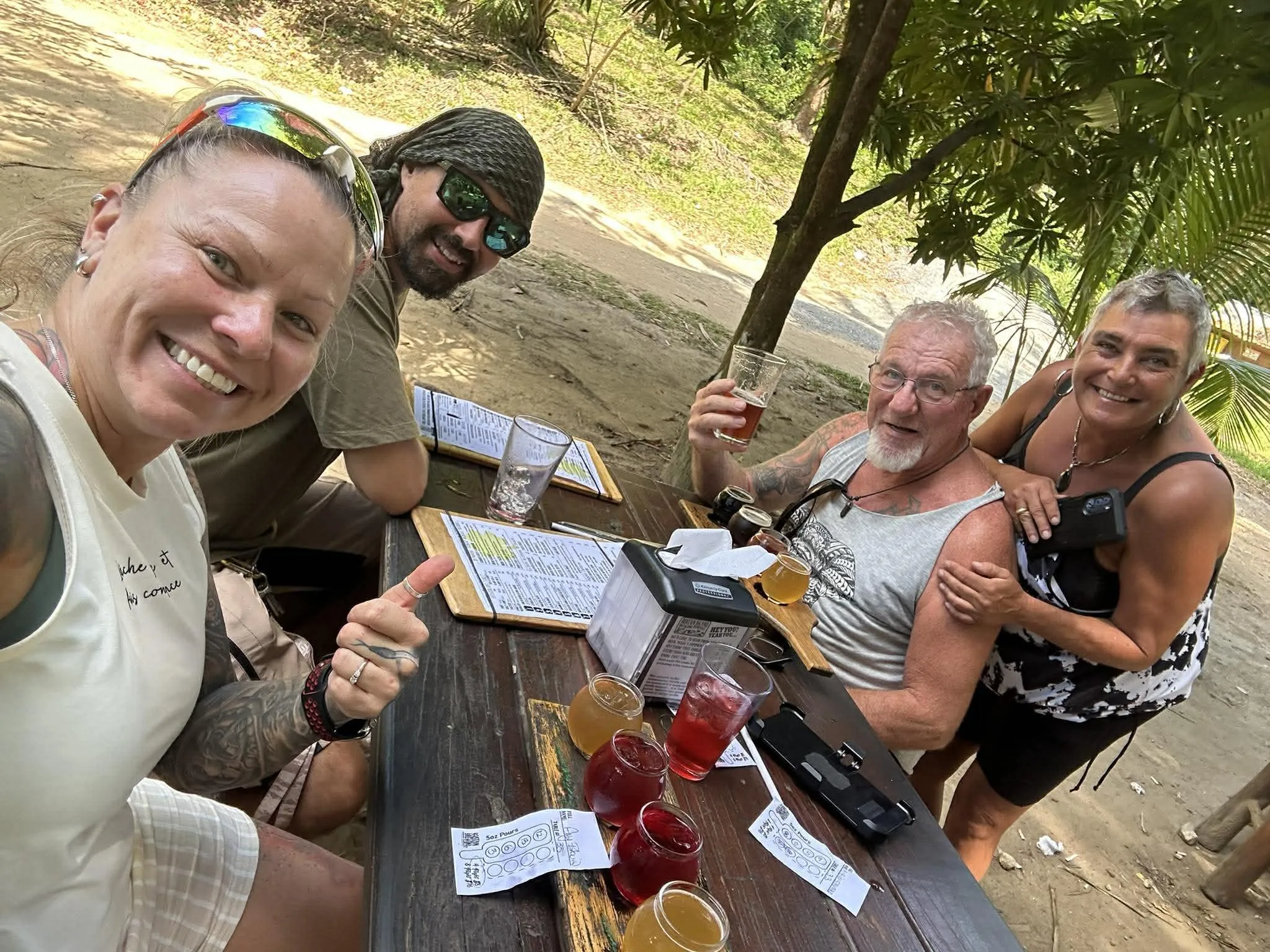 Tour de l'île à Roatán — Microbrasserie, Beach Clubs & Paresseux