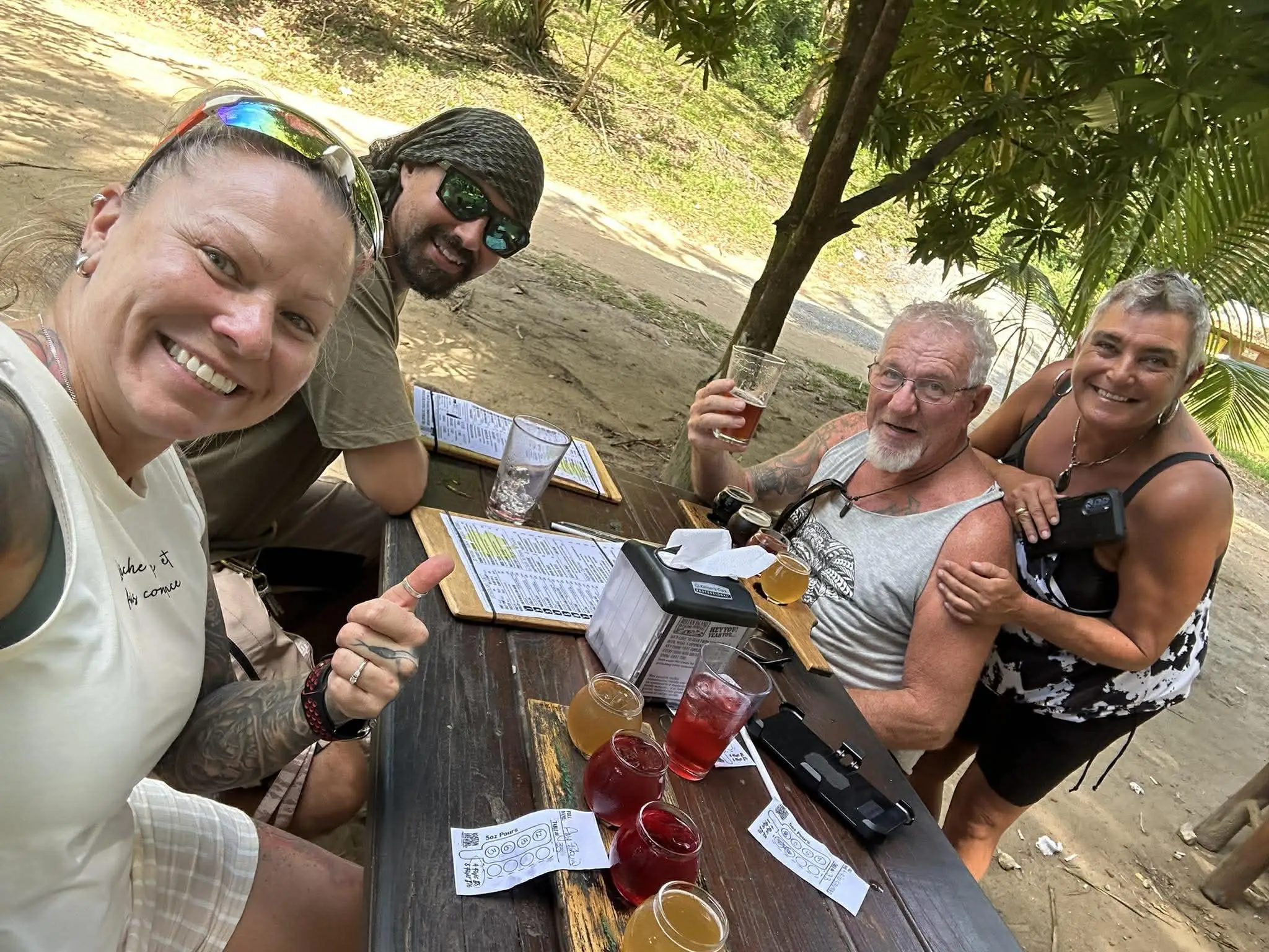 Tour de l'île — beach club, microbrasserie et paresseux à Roatán