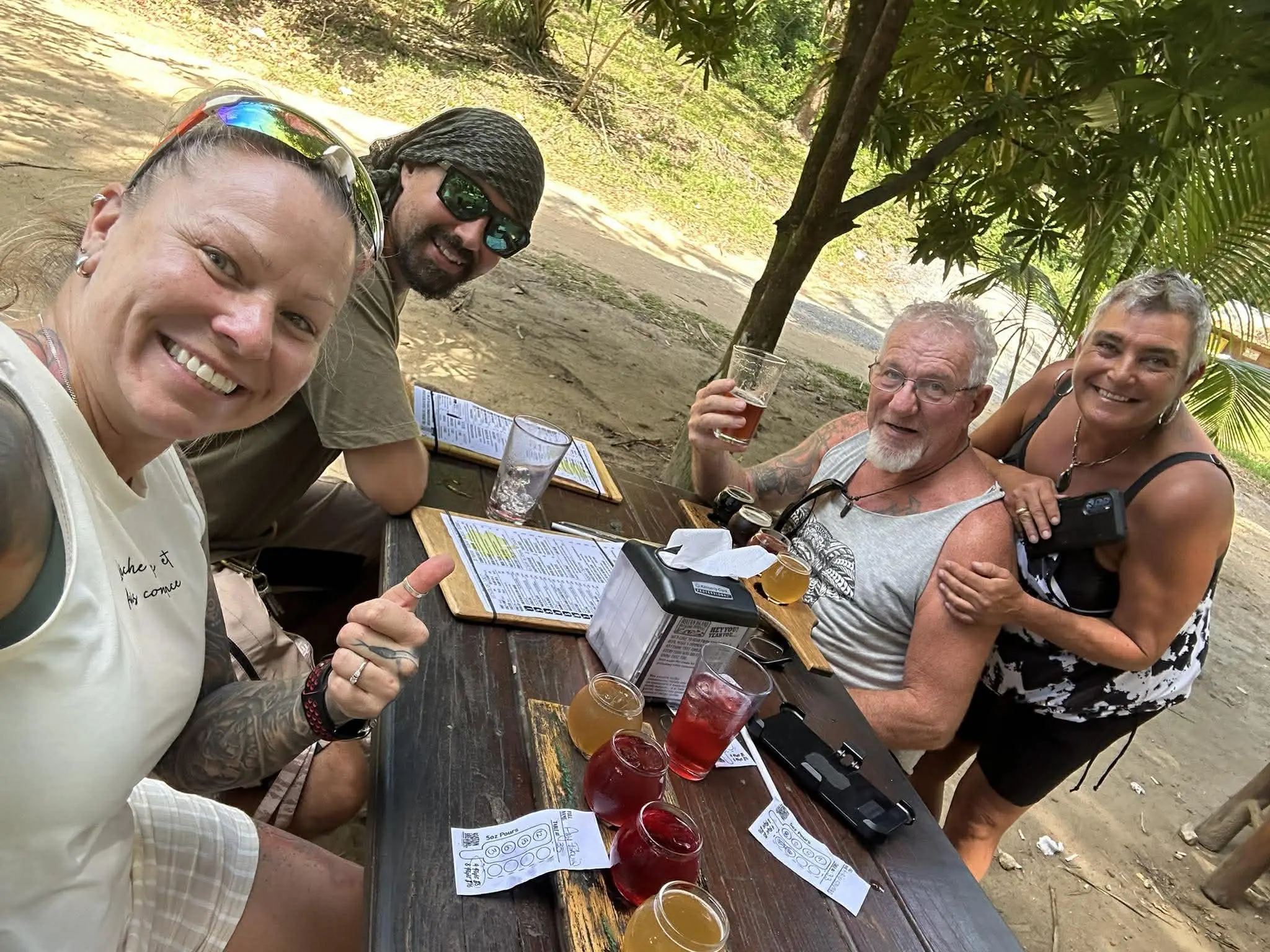 Tour microbrasserie Roatán — beach clubs, paresseux et bières artisanales