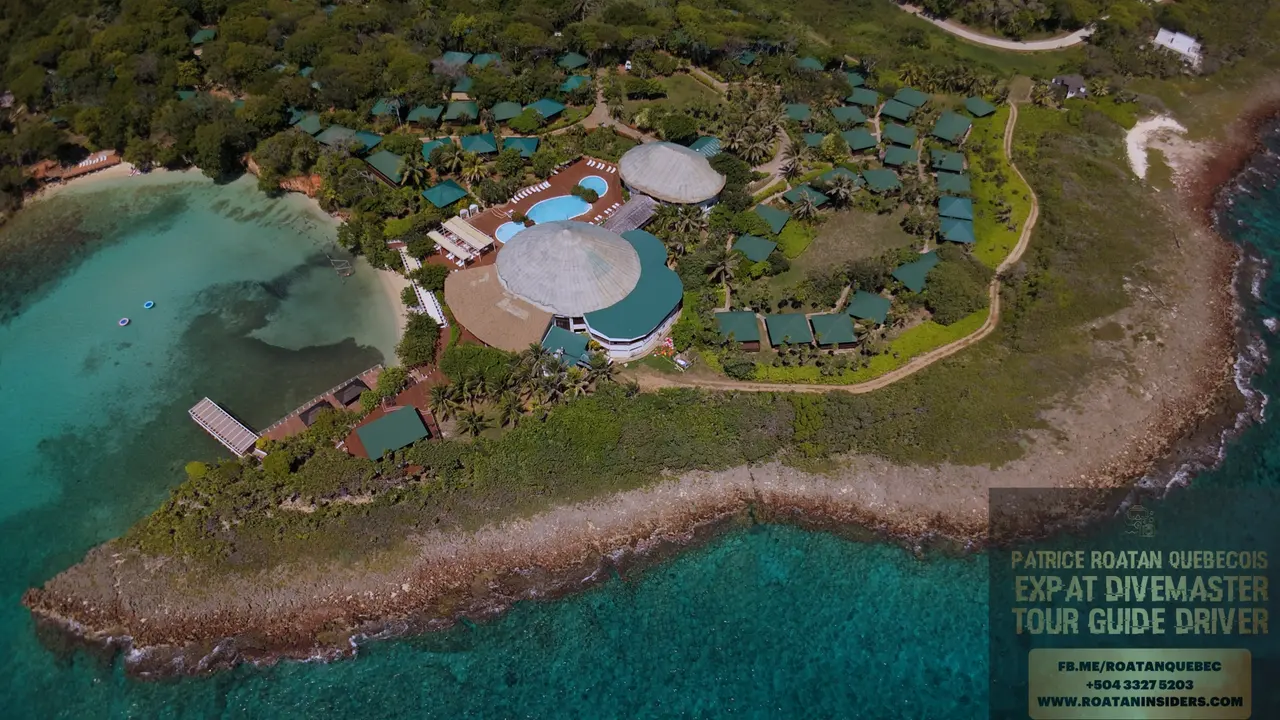 Vue aérienne de tout le complexe Media Luna sur sa pointe, avec piscine, palapas et récif