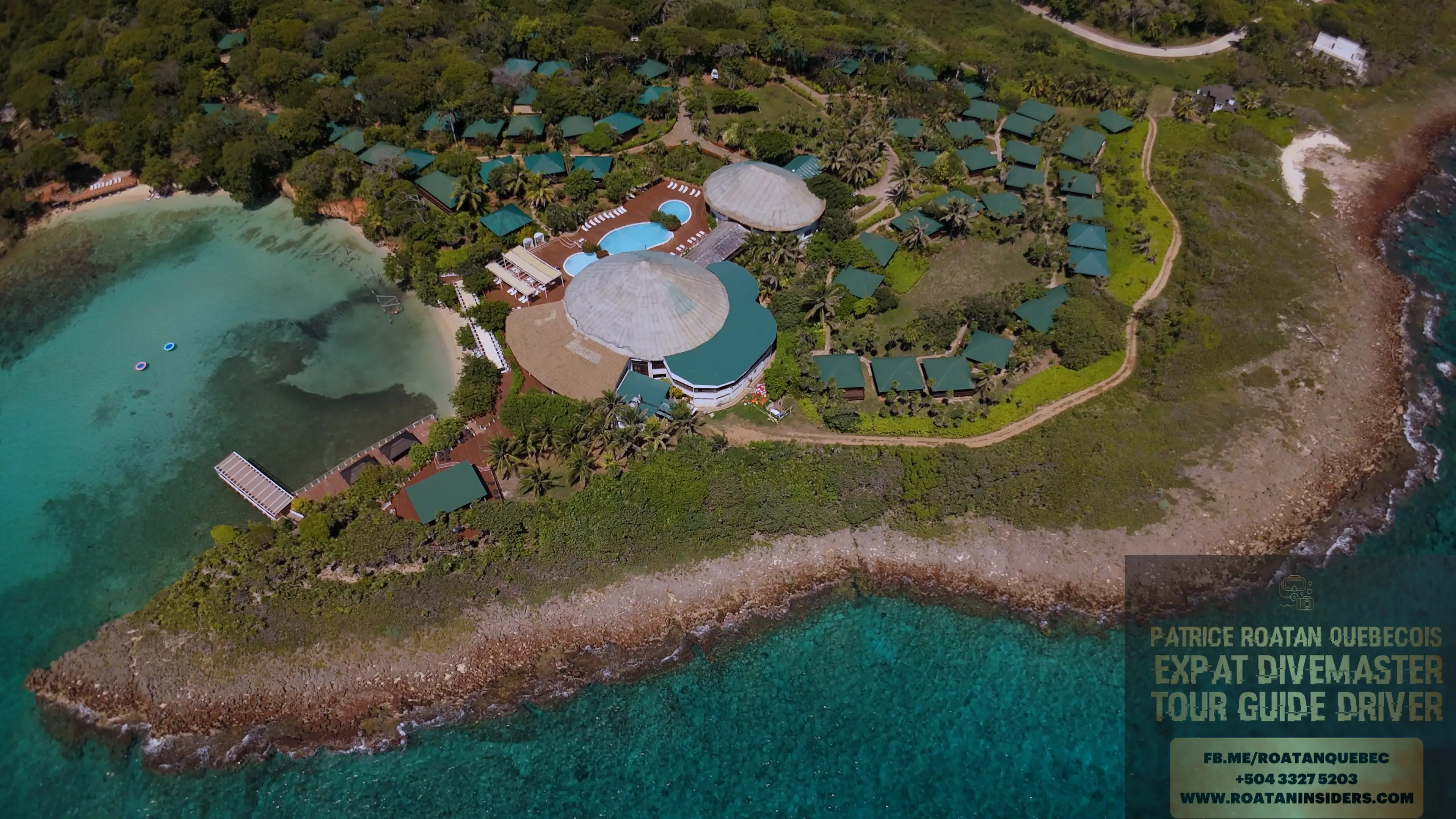 Vue aérienne de tout le complexe Media Luna sur sa pointe, avec piscine, palapas et récif