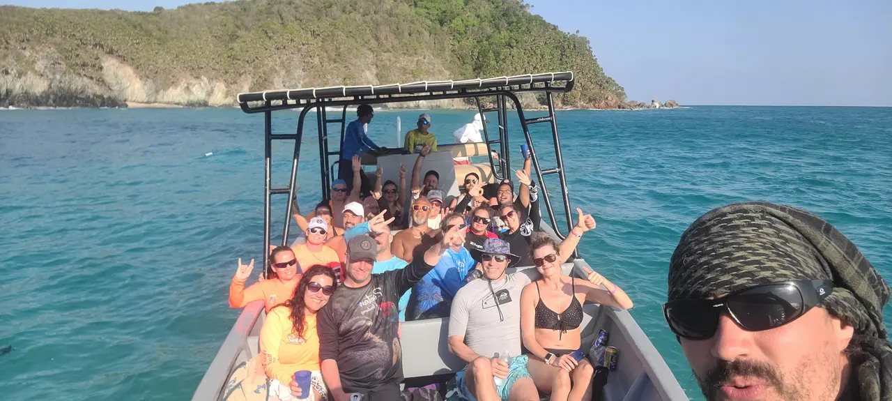 Ambiance détente sur le bateau premium — bar bien garni