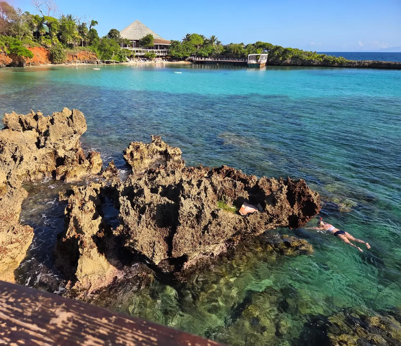 Deux personnes font du snorkeling dans la crique rocheuse aux eaux turquoise du Media Luna