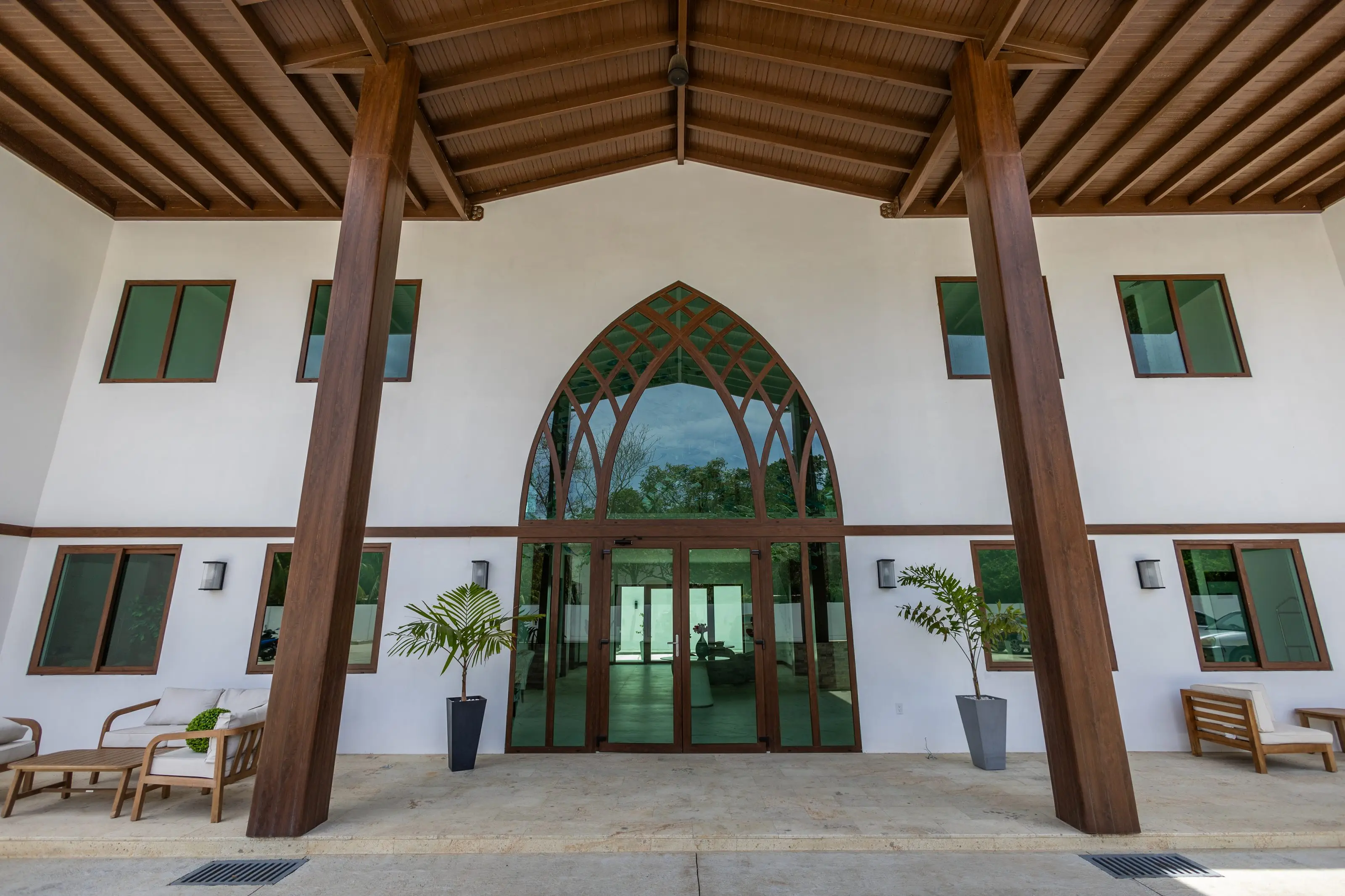 The entrance to Acqua di Mare: timber-framed pavilion with tall arched glass doors