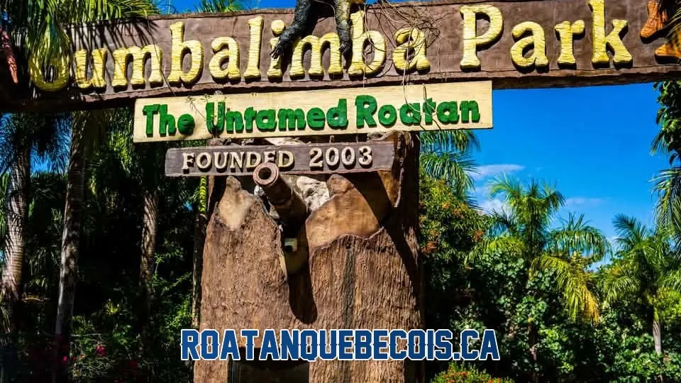 Le panneau d'entrée de Gumbalimba Park à Roatán, « The Untamed Roatan », sous les palmiers