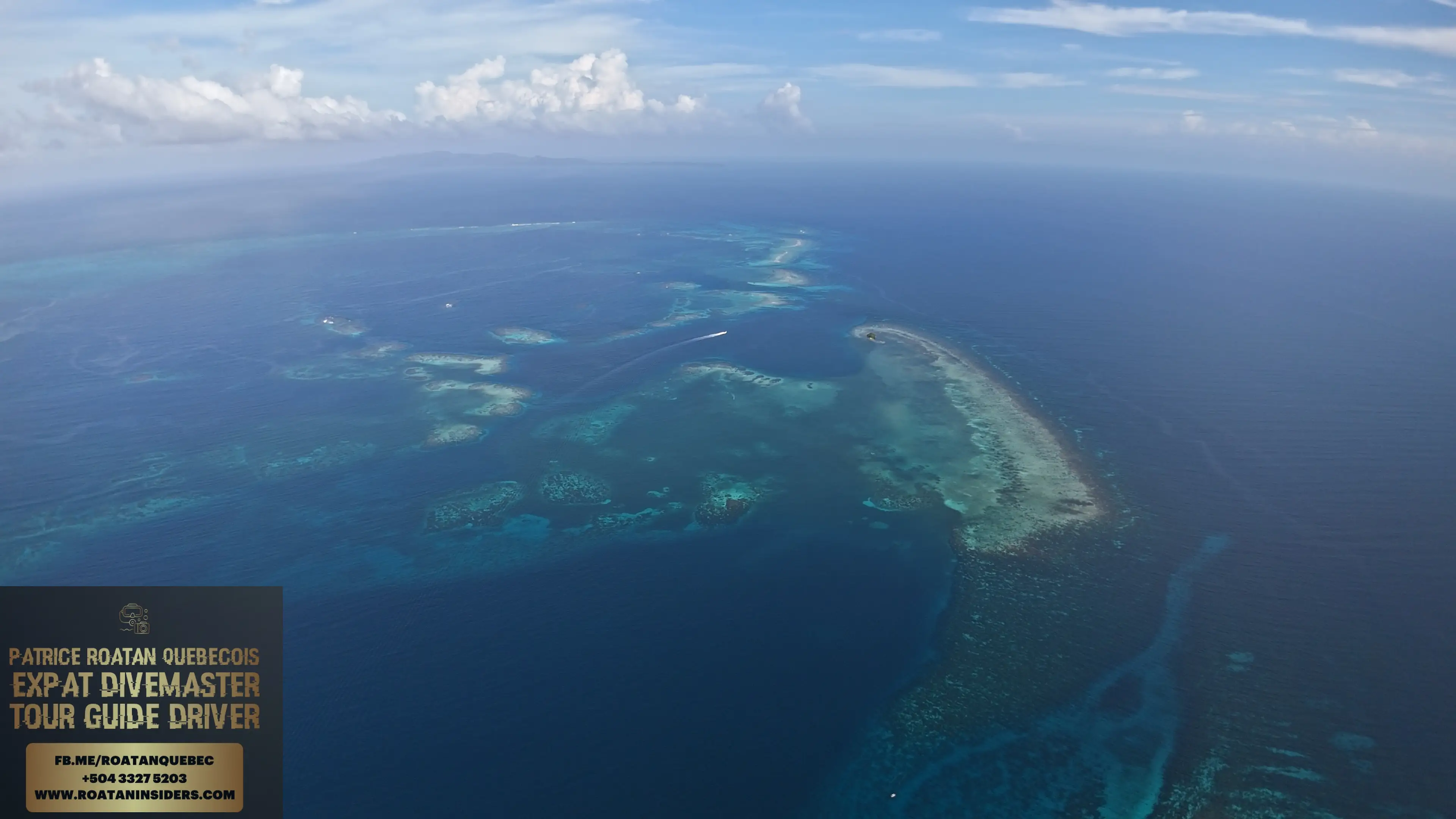 Vue aérienne drone de Pigeon Cay à Roatán — banc de sable et eaux turquoise