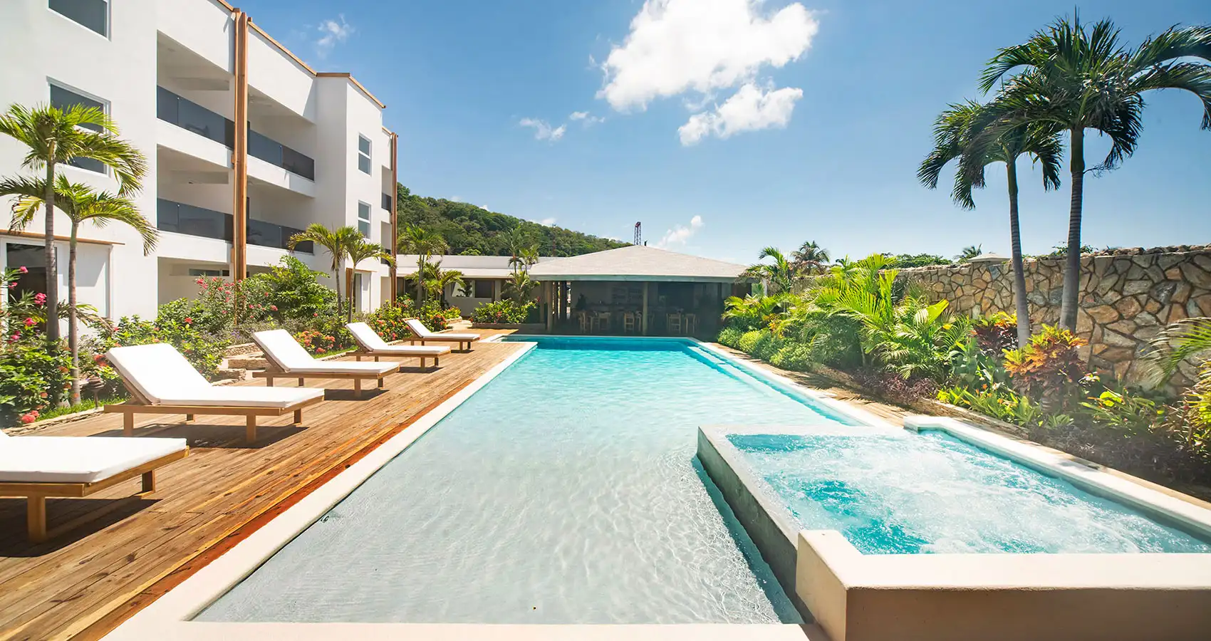 Naboo Resort & Dive Center Roatán — West Bay Diving, Off the Beach — West Bay, Roatán