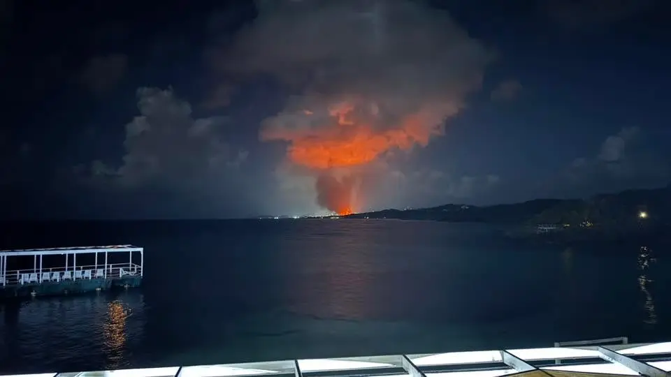 La nuit de l'incendie du Fantasy Island, le 2 mars 2026 : la colonne de fumée éclairée par les flammes, vue de l'autre côté de la baie. Photo : Hans Lavoie