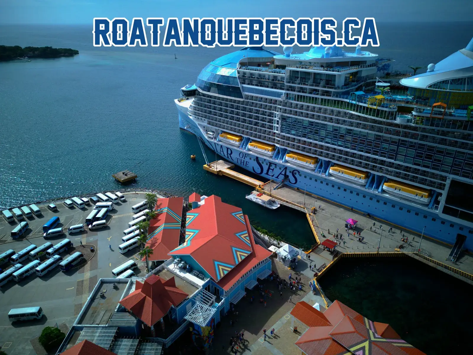 Navire de croisière à quai à Coxen Hole, le terminal et les autocars d'excursion