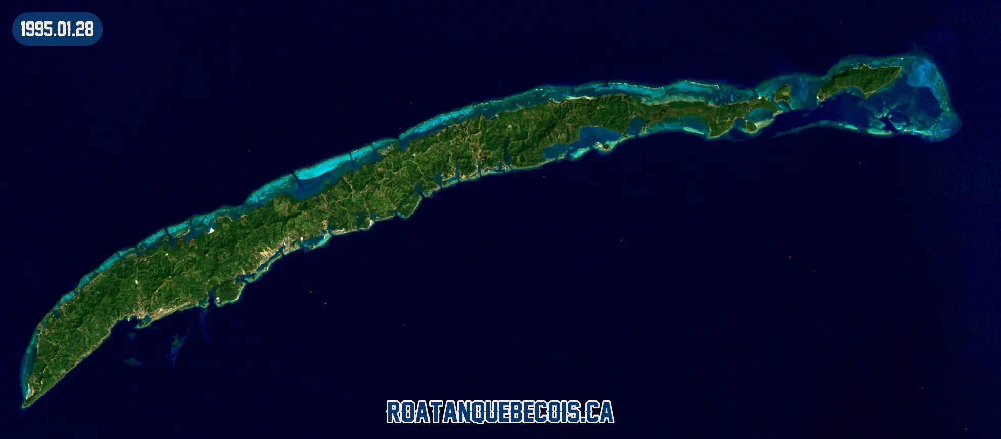 Roatán vue du ciel le 28 janvier 1995 : l'île entière, son récif et les zones bâties