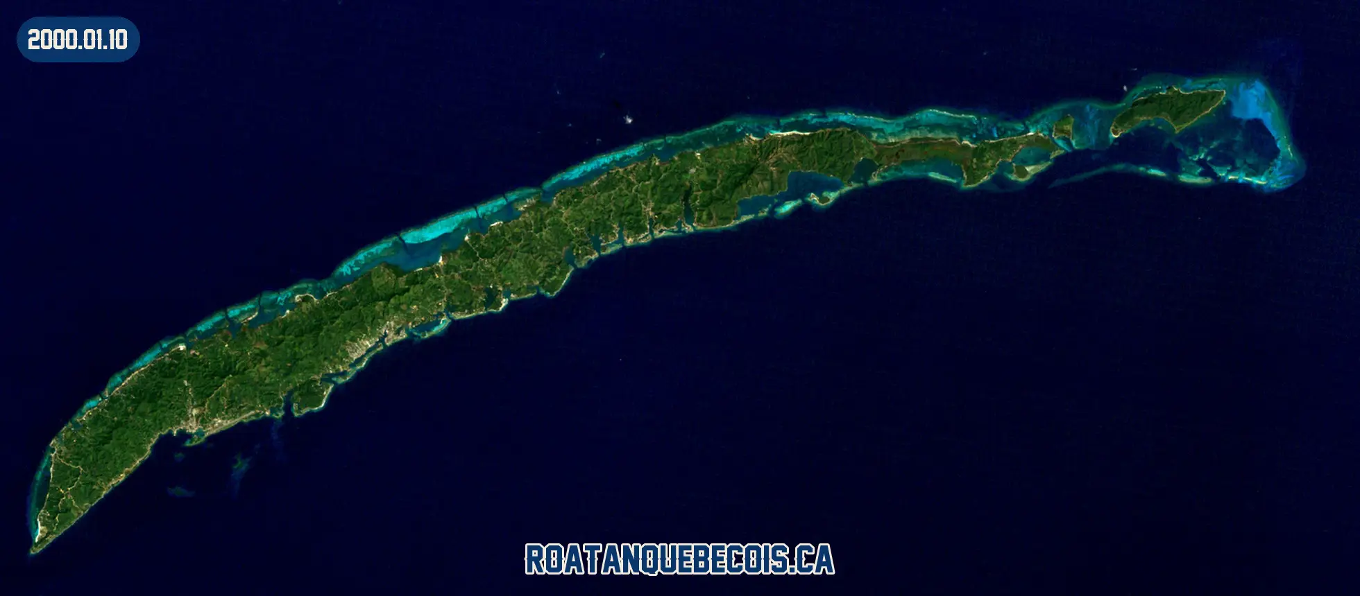 Roatán vue du ciel le 10 janvier 2000 : l'île entière, son récif et les zones bâties