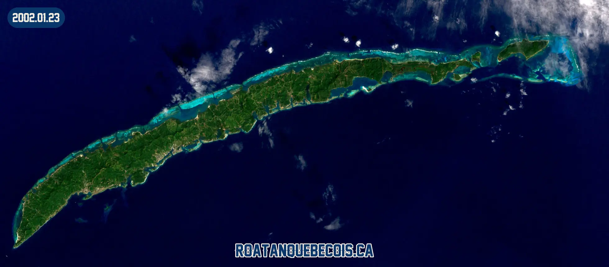 Roatán vue du ciel le 23 janvier 2002 : l'île entière, son récif et les zones bâties