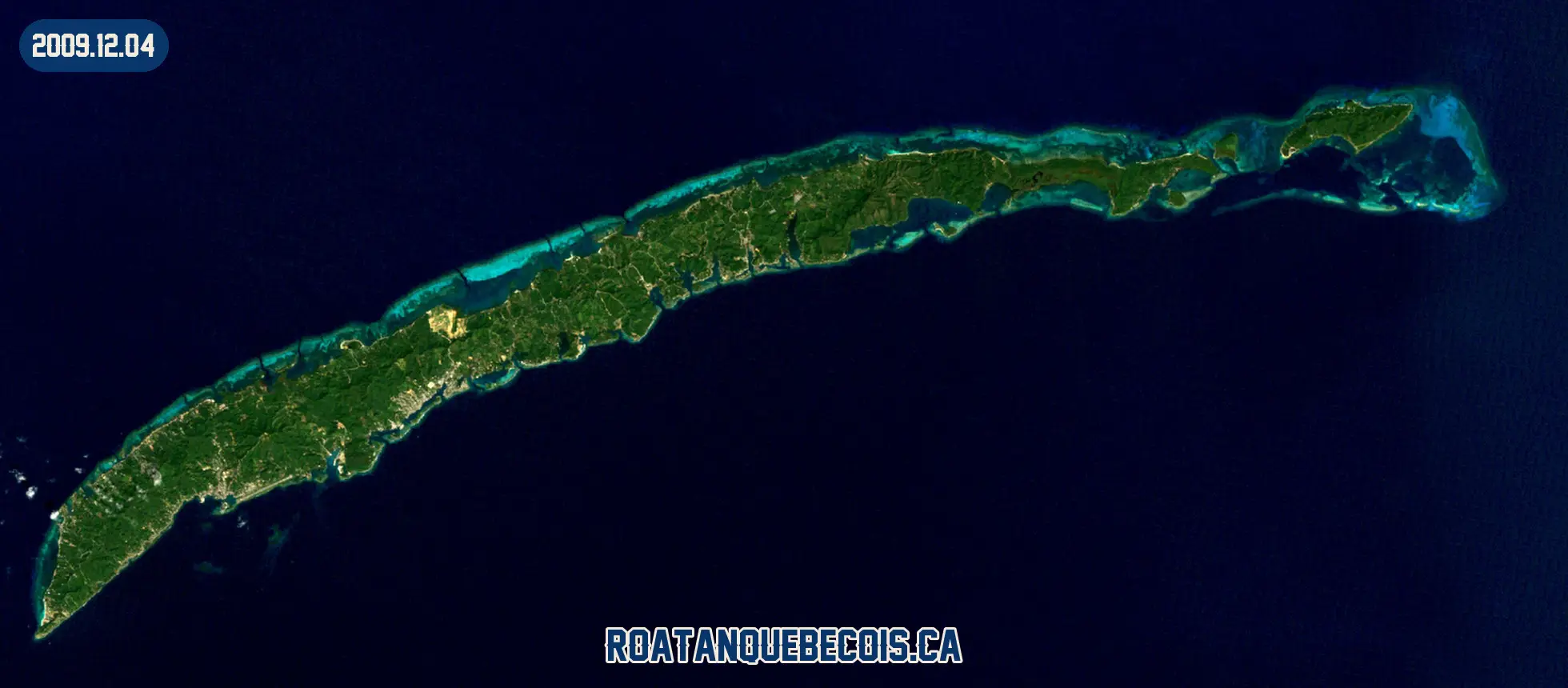Roatán vue du ciel le 4 décembre 2009 : l'île entière, son récif et les zones bâties