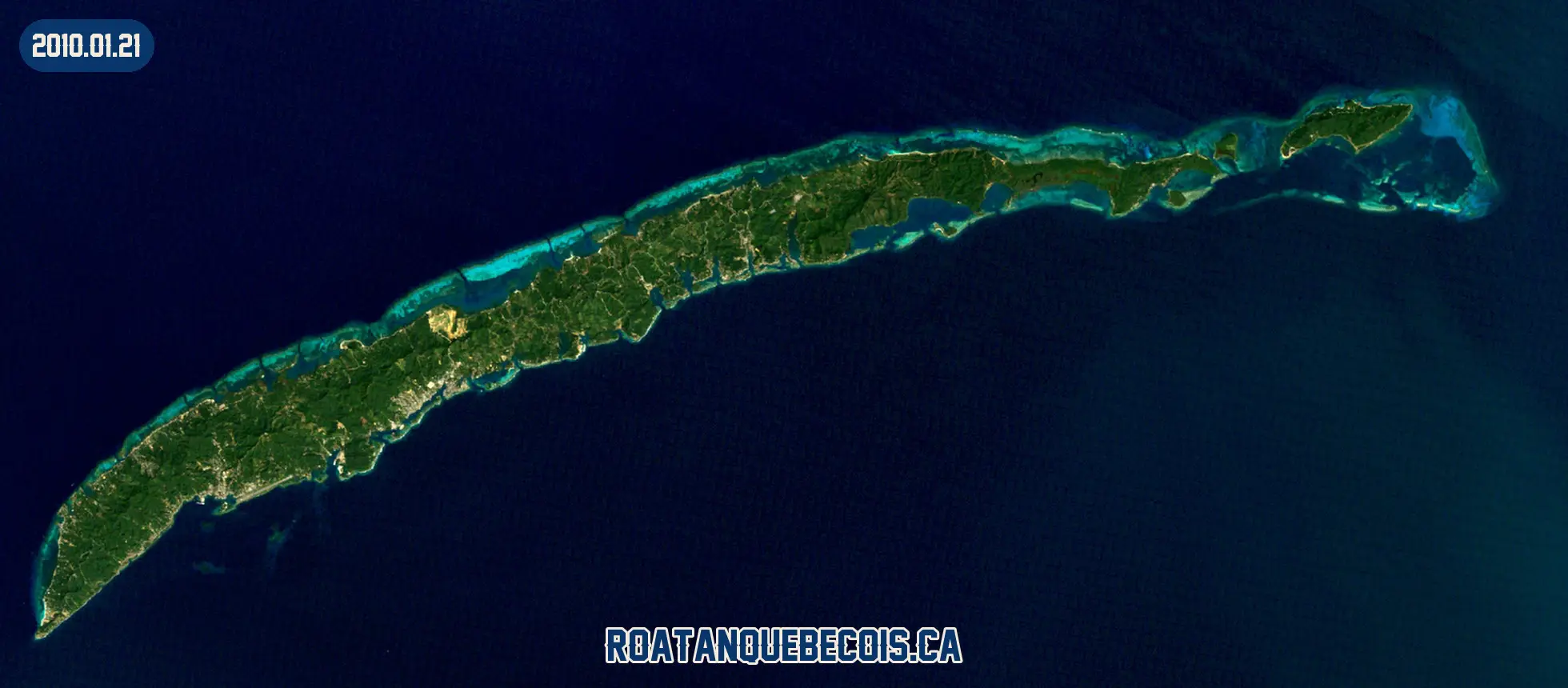 Roatán vue du ciel le 21 janvier 2010 : l'île entière, son récif et les zones bâties