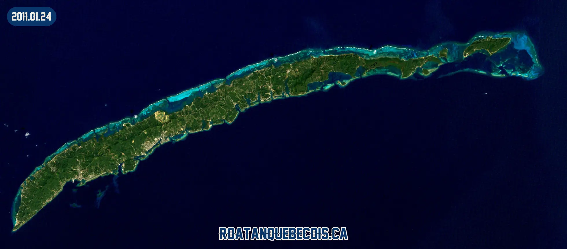 Roatán vue du ciel le 24 janvier 2011 : l'île entière, son récif et les zones bâties