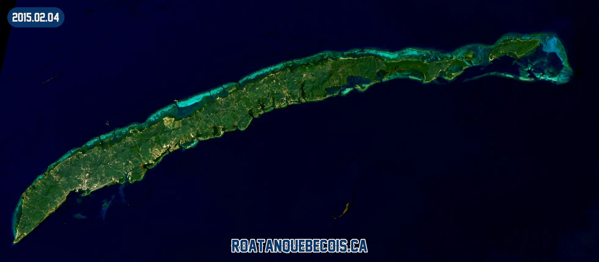 Roatán vue du ciel le 4 février 2015 : l'île entière, son récif et les zones bâties