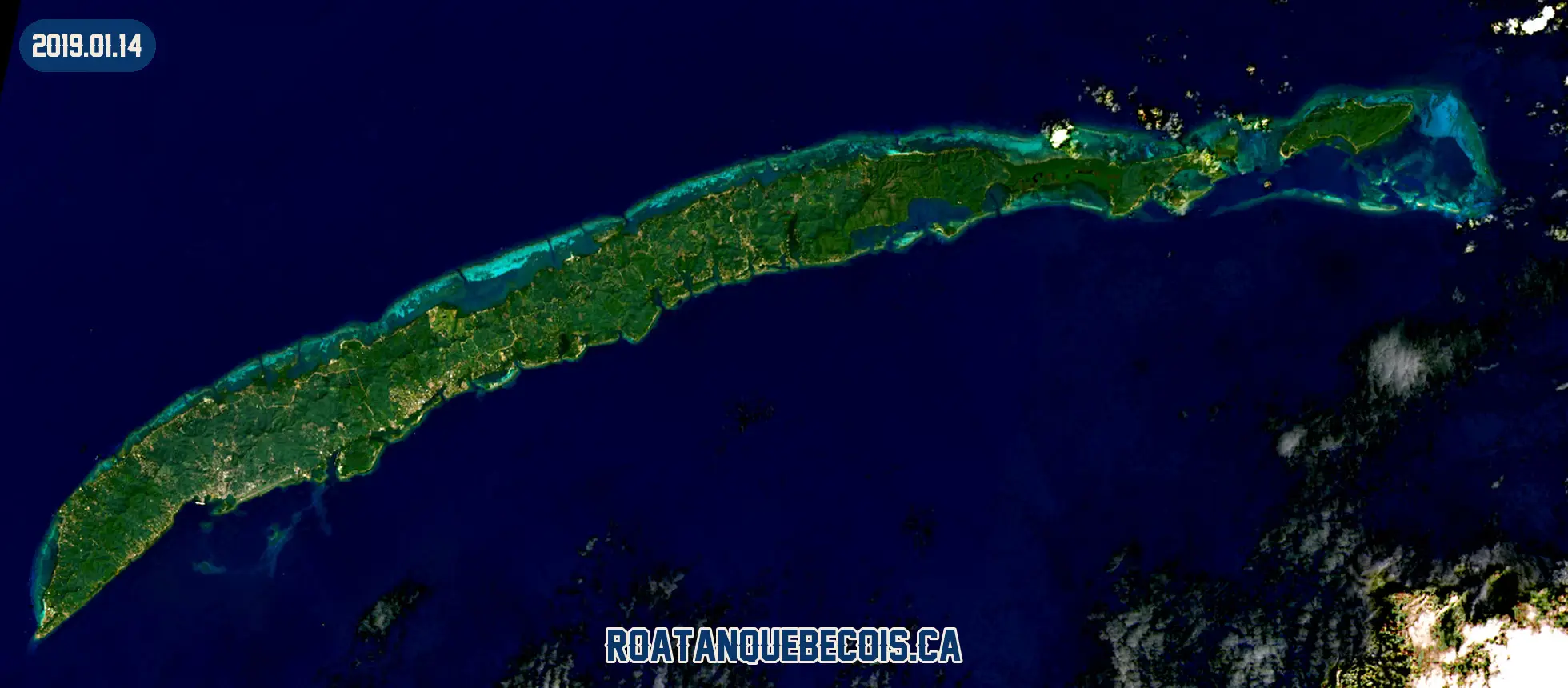 Roatán vue du ciel le 14 janvier 2019 : l'île entière, son récif et les zones bâties
