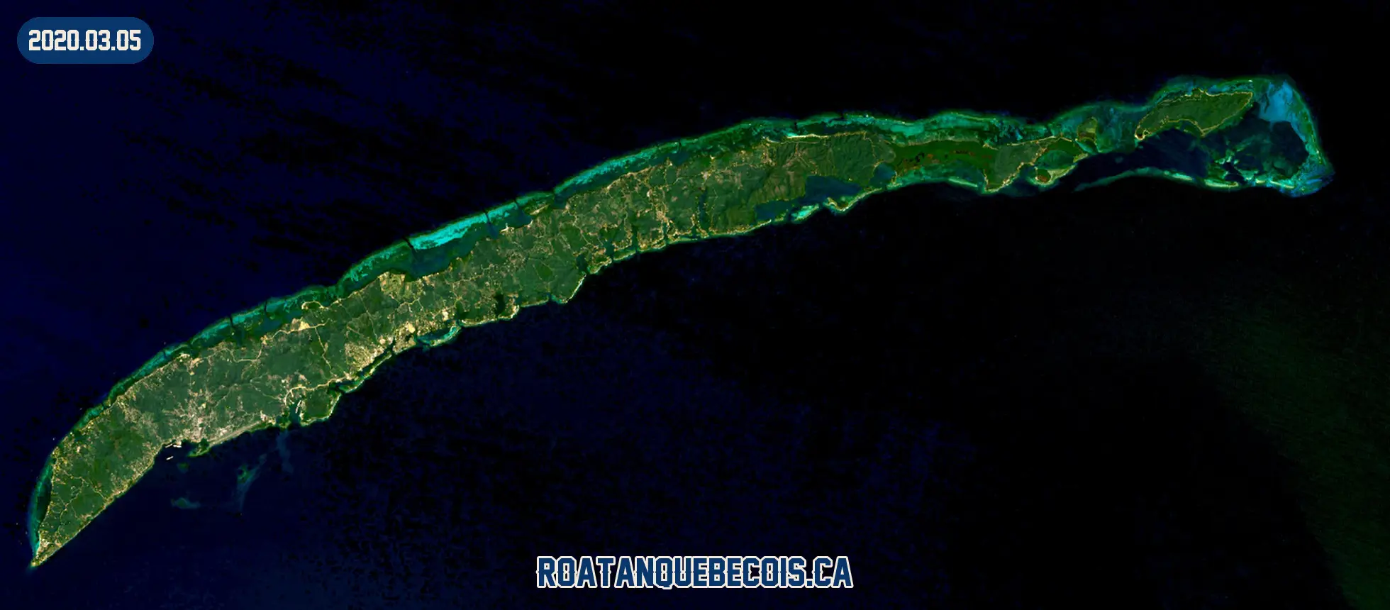 Roatán vue du ciel le 5 mars 2020 : l'île entière, son récif et les zones bâties