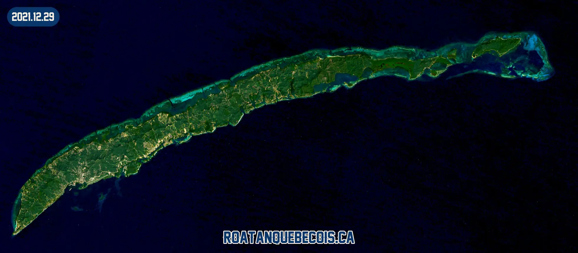 Roatán vue du ciel le 29 décembre 2021 : l'île entière, son récif et les zones bâties