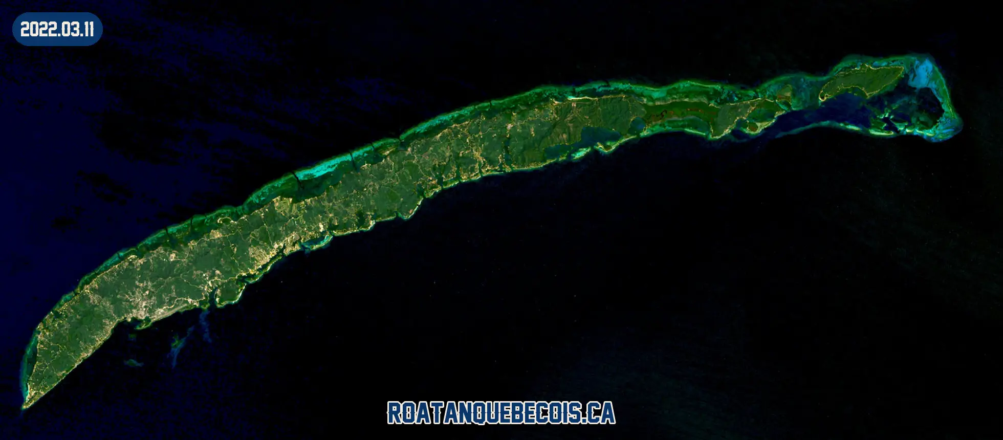 Roatán vue du ciel le 11 mars 2022 : l'île entière, son récif et les zones bâties