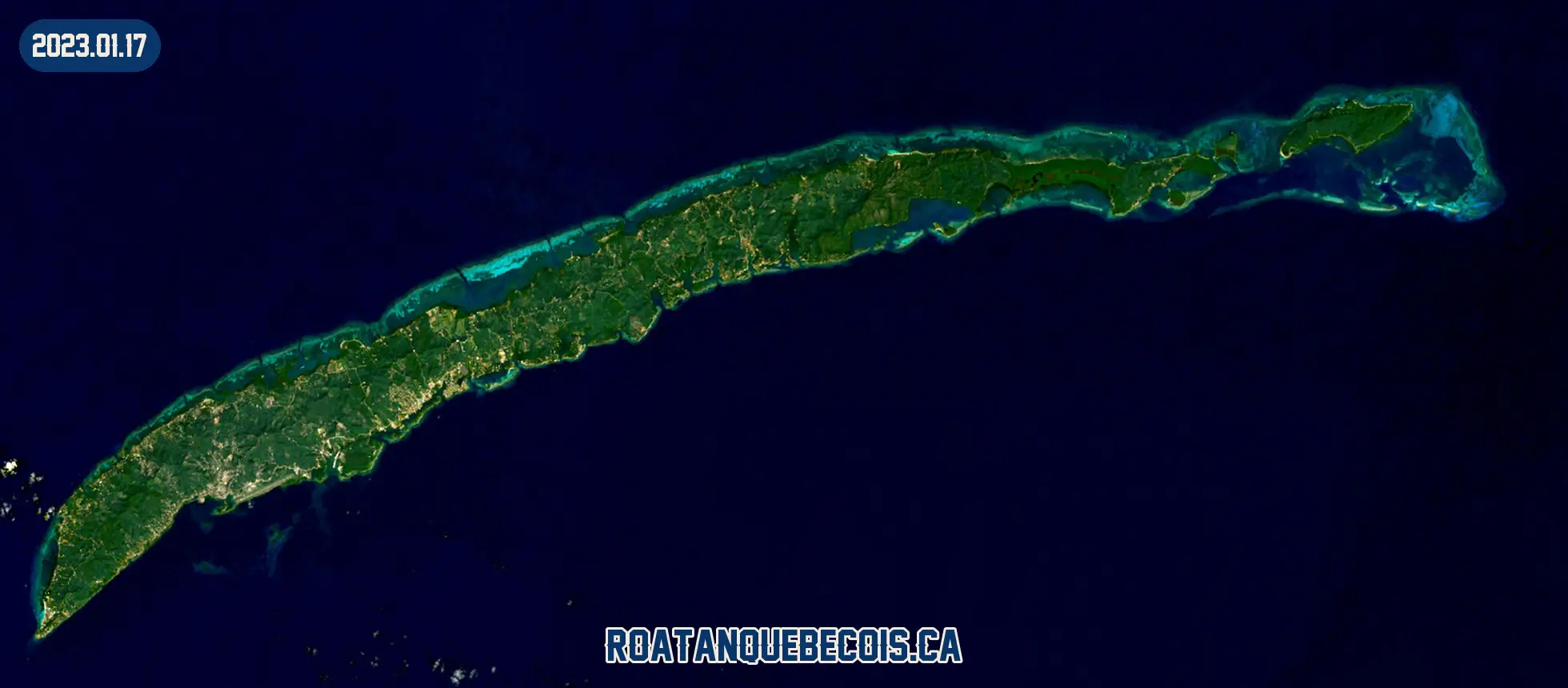Roatán vue du ciel le 17 janvier 2023 : l'île entière, son récif et les zones bâties