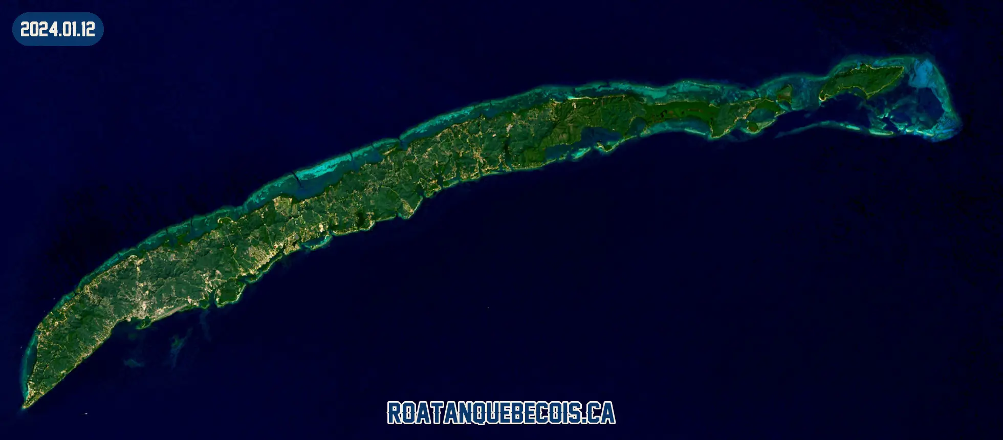 Roatán vue du ciel le 12 janvier 2024 : l'île entière, son récif et les zones bâties
