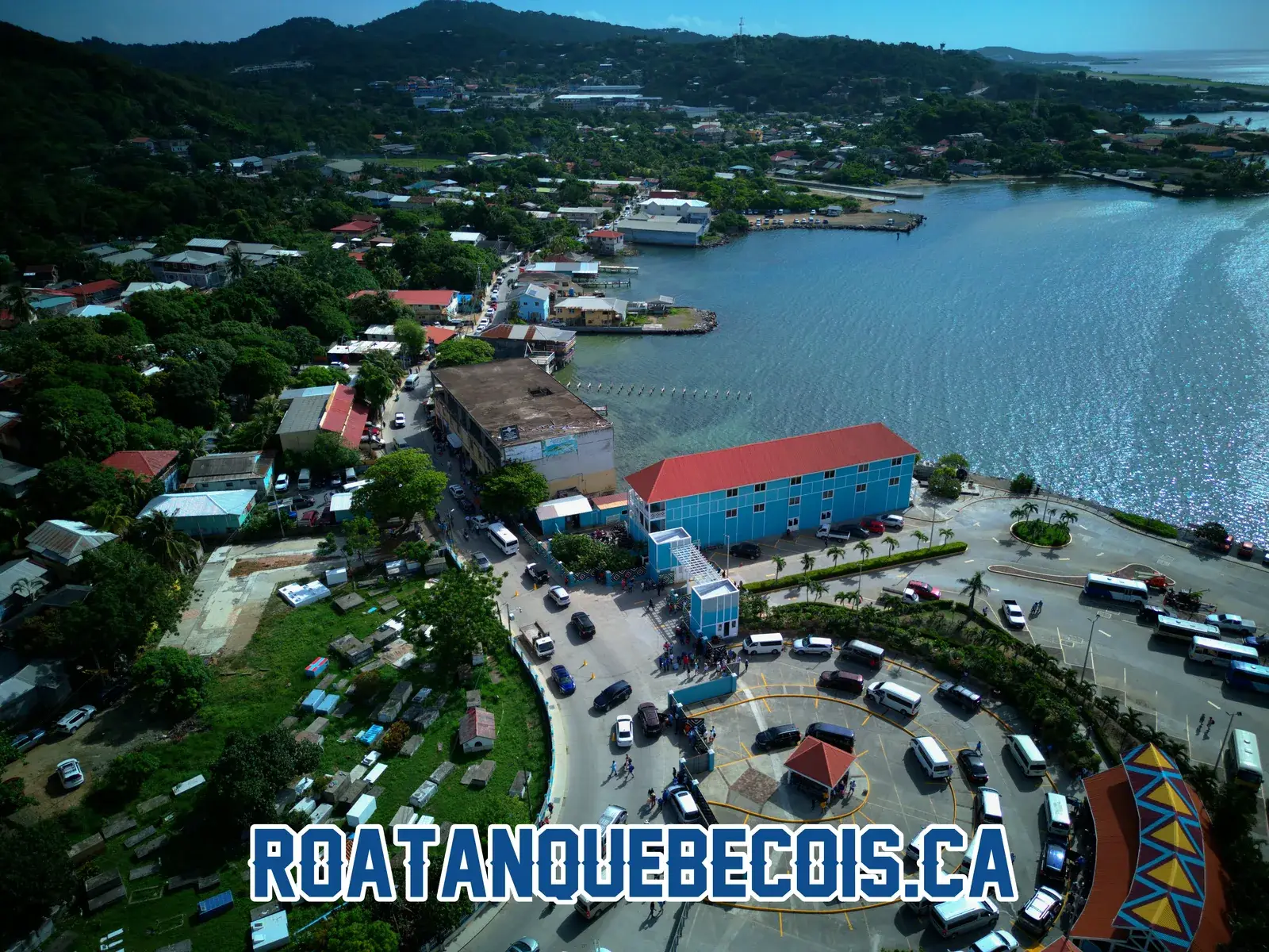 Sortie du Port of Roatán à Coxen Hole : le stand de taxis et la route qui descend vers la ville