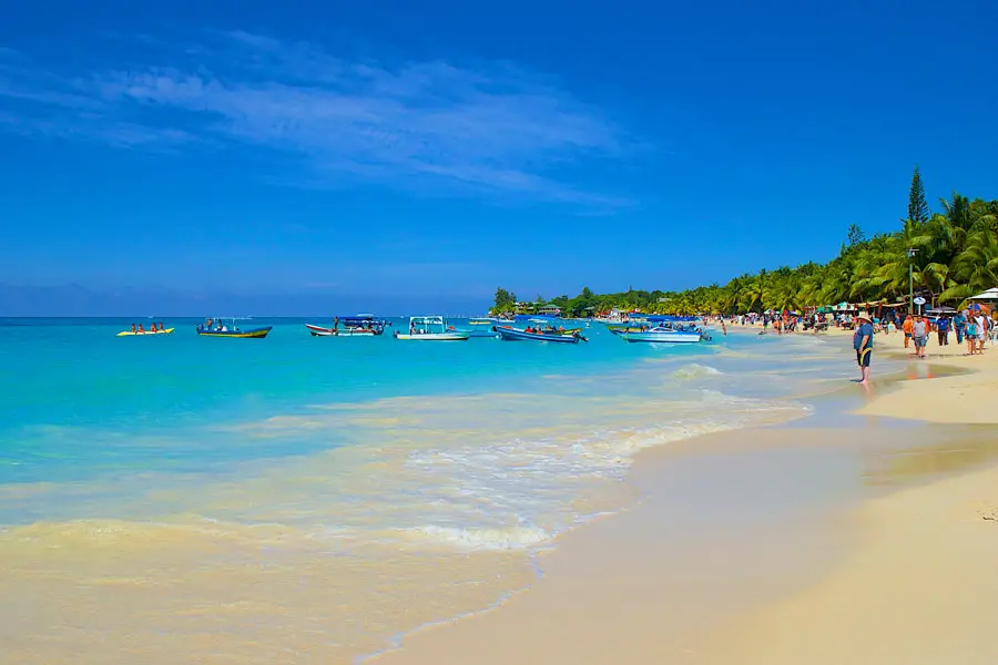 West Bay beach, Roatán, a two-minute walk from Naboo Resort & Dive Center