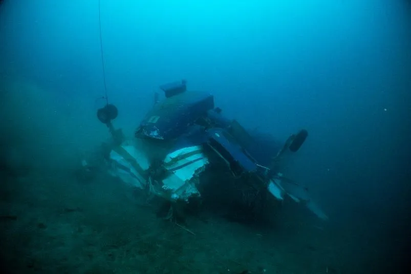 Submerged aircraft wreckage (CIAIA report)