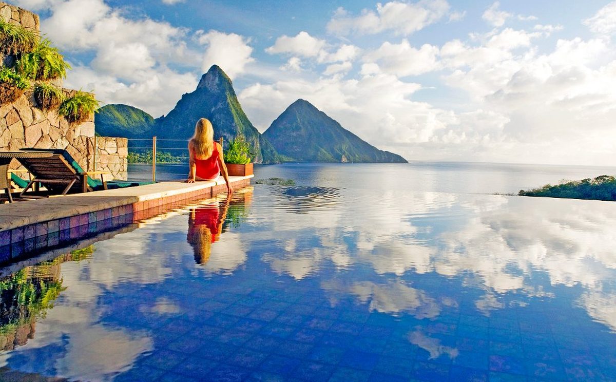 Piscine a debordement de Jade Mountain face aux deux Pitons de Sainte-Lucie.