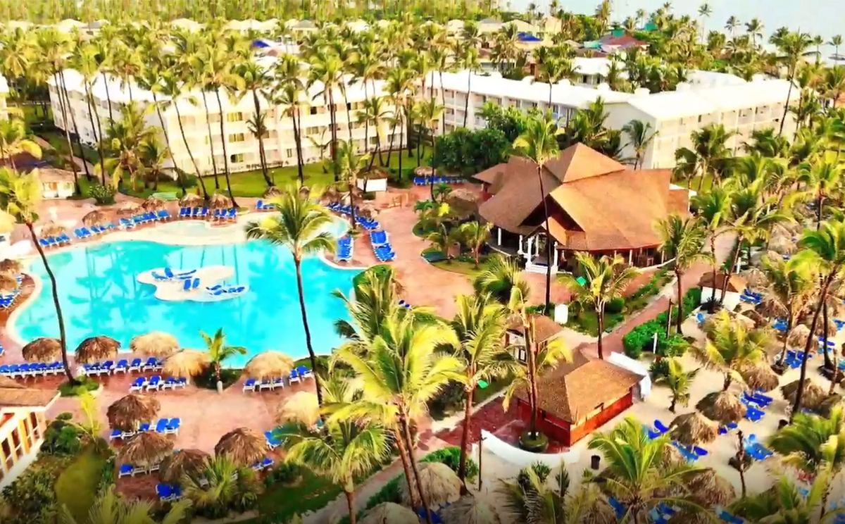 Vue aerienne du Vik Hotel Arena Blanca : la grande piscine, les palapas et les batiments blancs dans la cocoteraie de Bavaro.