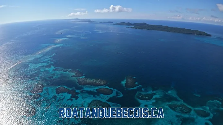 Vue aérienne drone de Pigeon Cay à Roatán — banc de sable et eaux turquoise